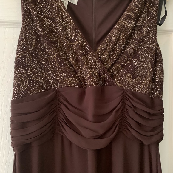 Beautiful sleeveless full length dress with long sleeve jacket. Never worn. - Picture 4 of 6